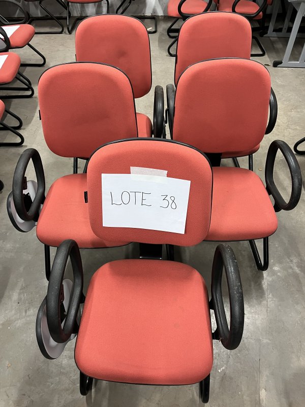 LOTE 038 - 5 CADEIRAS DE AUDITORIO MARROM/AVERMELHADA