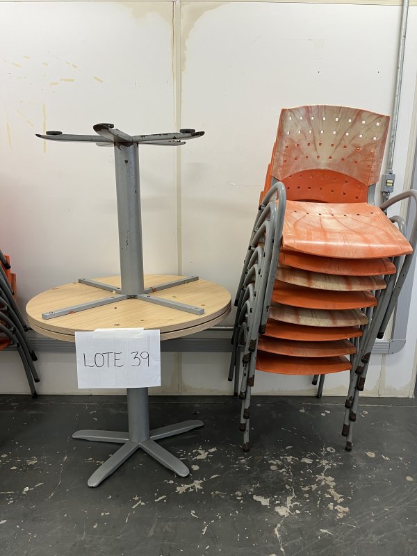 LOTE 039 - 2 MESAS REDONDAS  (90cm de diâmetro x 75cm de altura) E 8 CADEIRAS PLASTICA LARANJA