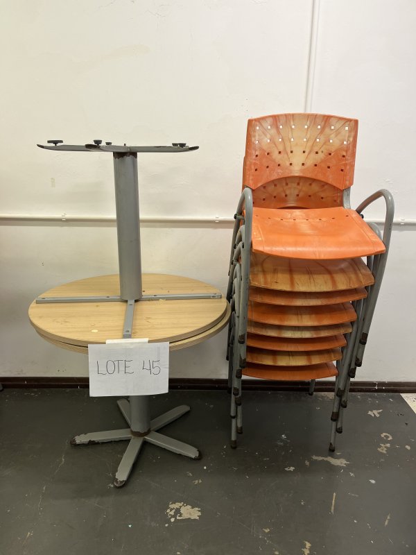 LOTE 045 - 2 MESAS REDONDAS  (90cm de diâmetro x 75cm de altura) E 8 CADEIRAS PLASTICA LARANJA