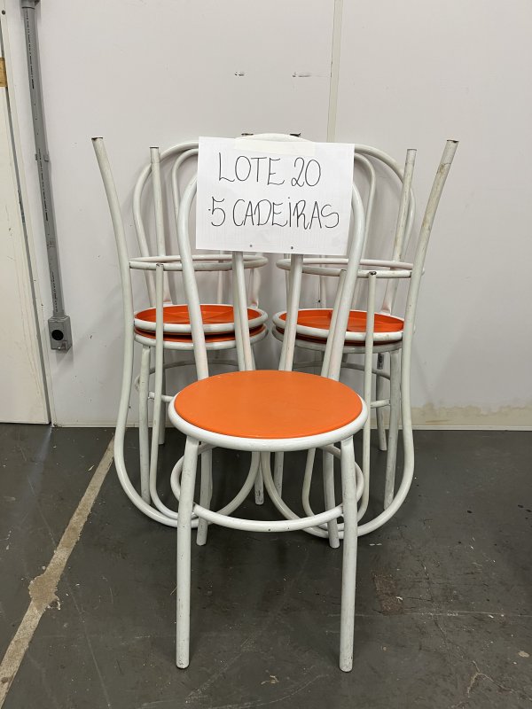 LOTE 020 - 5 CADEIRAS ESTRUTURA BRANCA ASSENTO LARANJA