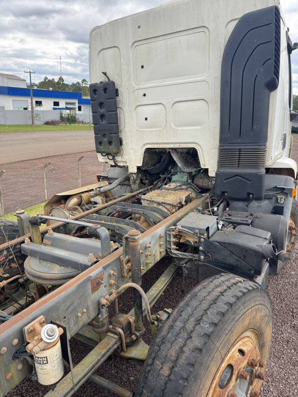 LOTE 010 - Volvo/VM 330 8x2 R, placa QBZ 3B28, branco, ano/modelo 2016/2017