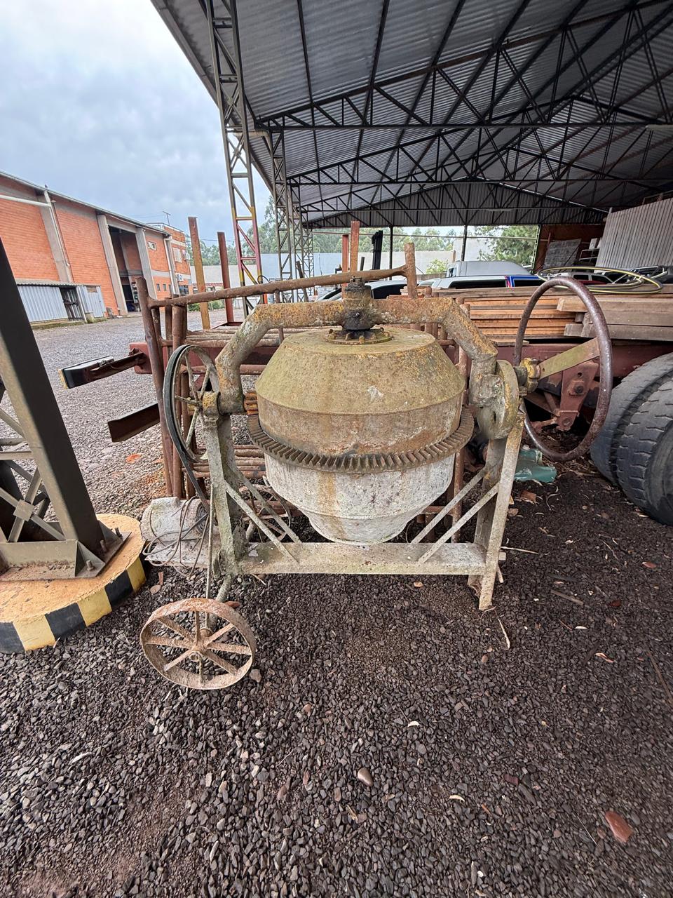 LOTE 006 - Betoneira sem marca aparente