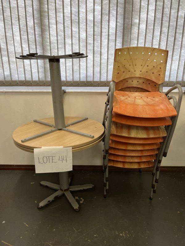LOTE 044 - 2 MESAS REDONDAS  (90cm de diâmetro x 75cm de altura) E 8 CADEIRAS PLASTICA LARANJA