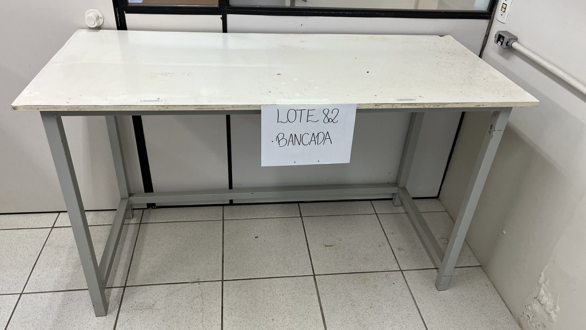 LOTE 082 - BANCADA ESTRUTURA FERRO TAMPO EM FÓRMICA