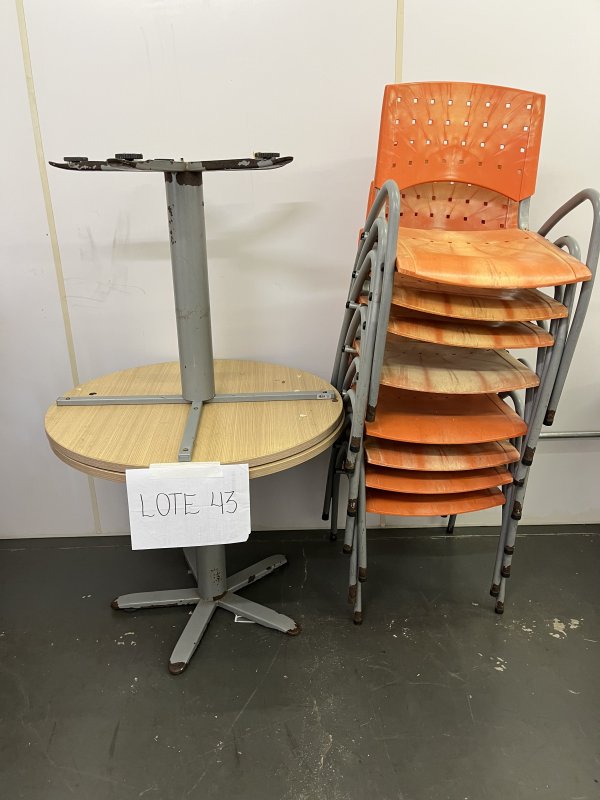 LOTE 043 - 2 MESAS REDONDAS  (90cm de diâmetro x 75cm de altura) E 8 CADEIRAS PLASTICA LARANJA