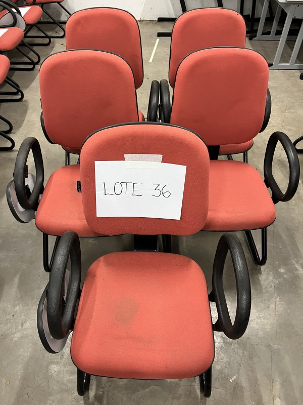 LOTE 036 - 5 CADEIRAS DE AUDITORIO MARROM/AVERMELHADA